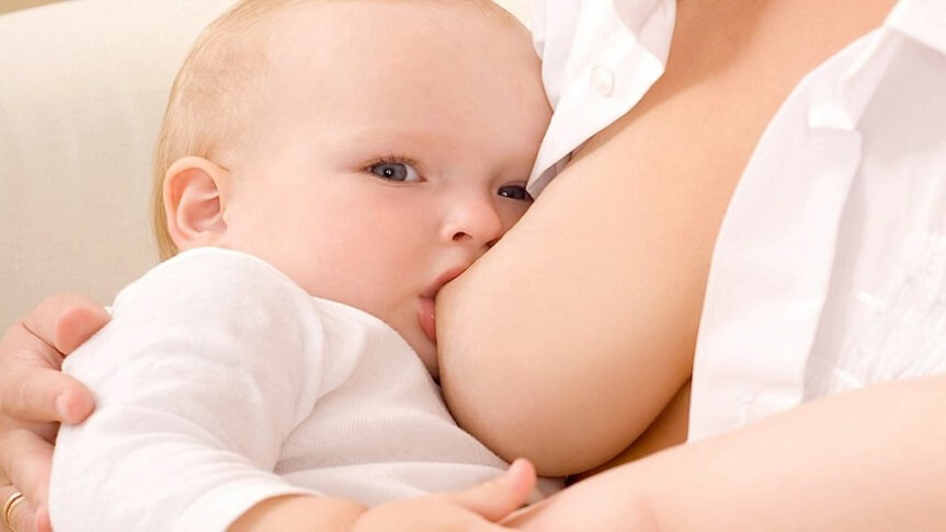 Малыш сосет грудь матери