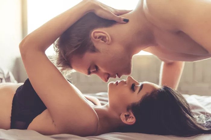 Женщина и мужчина в постели перед сексом