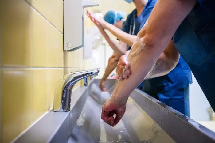 Врачи моют руки перед операцией