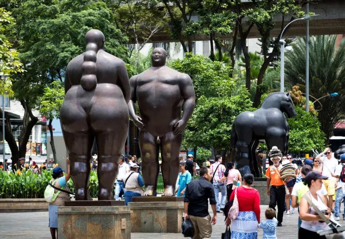 Скульптуры художника Фернандо Бутро выставлены на площади в Колумбии