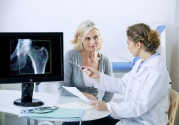 Чем опасен остеопороз во время постменопаузы?