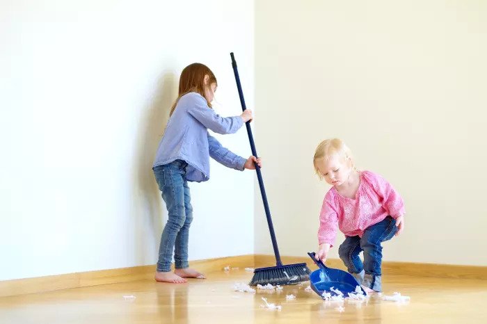 Дети помогают по дому