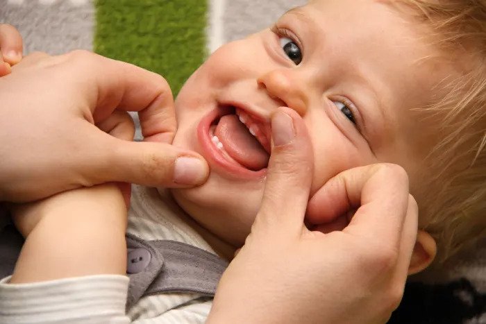Малыш вынимает зубы