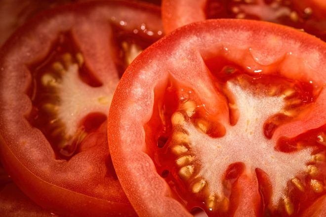 Помидоры (томаты) при грудном вскармливании: солёные, томатная паста и сок