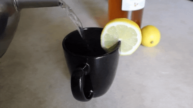 Теплая вода, лимон и оливковое масло