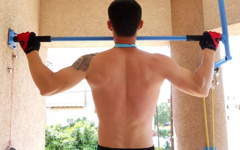 Развитие мышц спины: упражнения на турнике помогут накачать спину