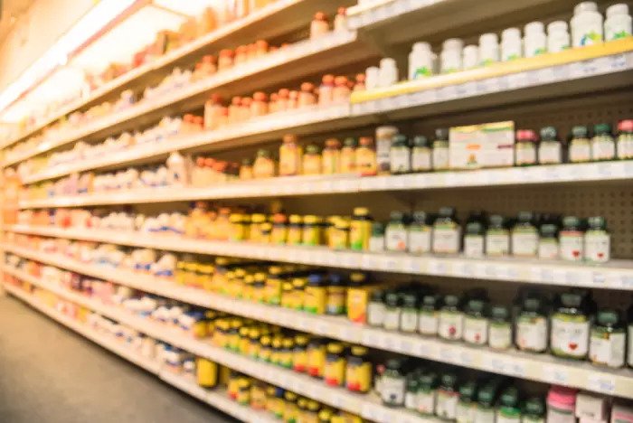 Добавки и витамины на полке в супермаркете