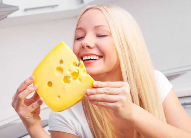 девушка и сыр