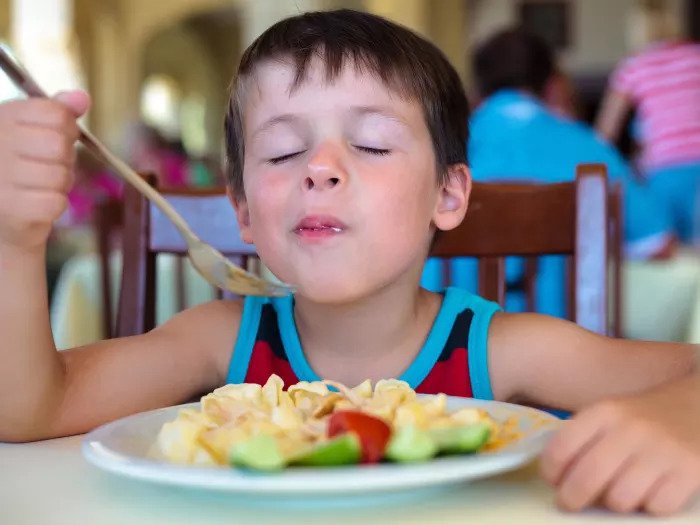 Ребенок ест с тарелки