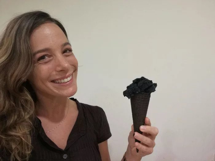Карен Энн Гайман попробовала черное мороженое
