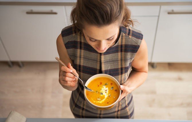 девушка ест суп