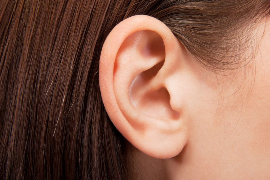 Почему может опухать ухо и как лечить