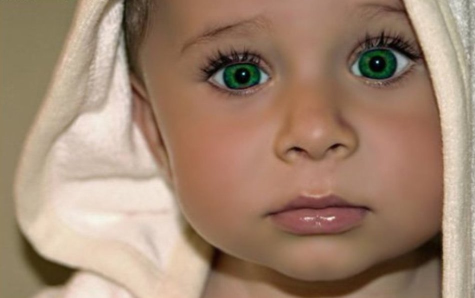 Ребенок с зелеными глазами