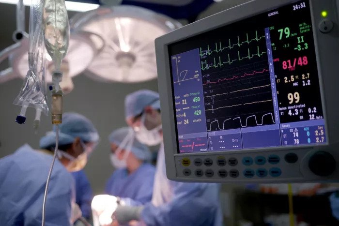 Монитор, который контролирует работу сердца во время операции