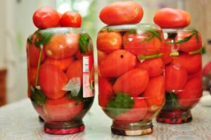 Помидоры (томаты) при грудном вскармливании: солёные, томатная паста и сок