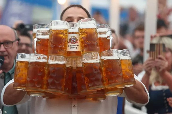 Житель Баварии побил мировой рекорд Гиннесса, чтобы нести пивные бокалы на расстоянии