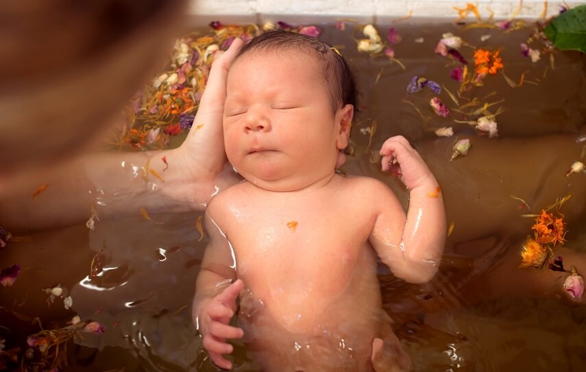 купание в травах успокаивает малыша