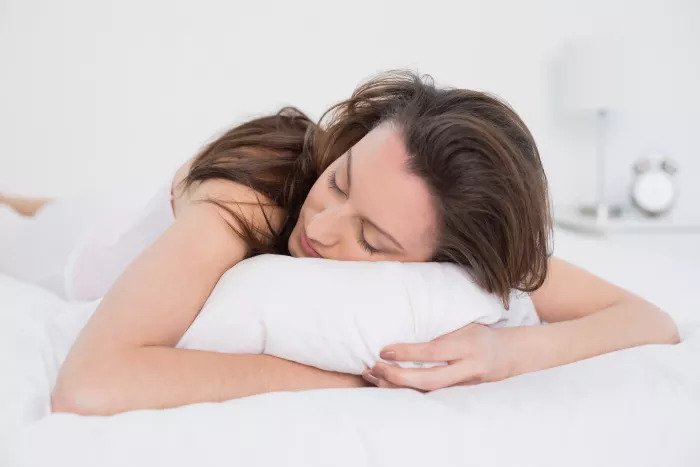 Женщина спит на подушке