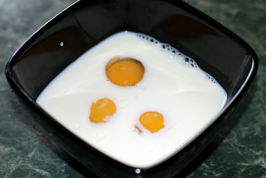 классический вариант омлета - яйца плюс молоко