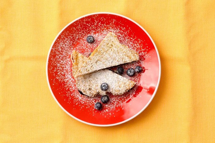 Французский тост на красной тарелке