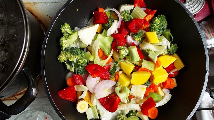 Овощи и фрукты на сковороде