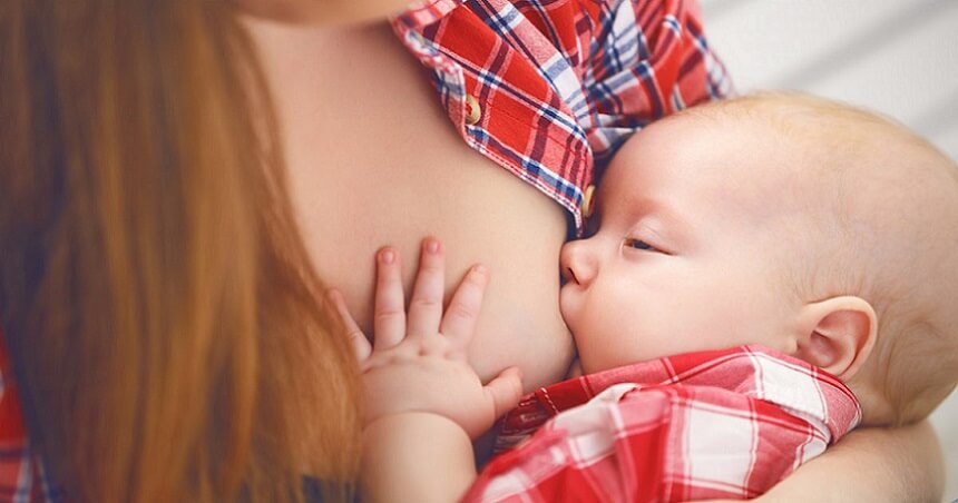 Малыш сосет грудь матери