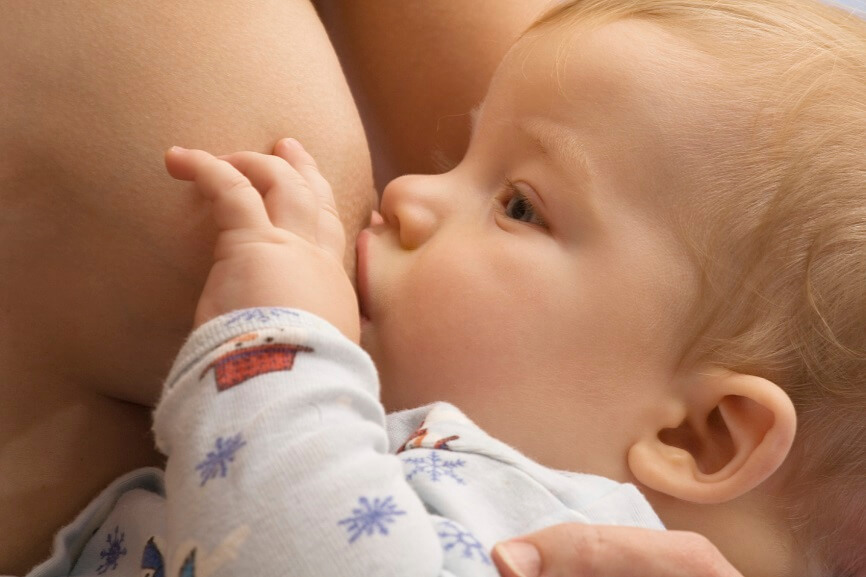 Грудное вскармливание - не только процесс насыщения, но также и тесный этоциональный контакт между мамой и малышом.