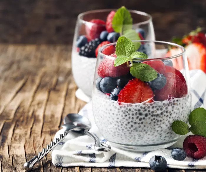 Йогурт с семенами чиа и фруктами