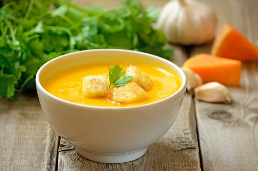 тыквенный суп-пюре готовят как с применением курицы, так и с использованием овощных добавок