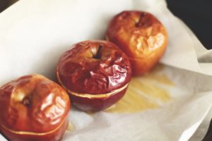 Яблоки при грудном вскармливании: можно ли есть печёные, зелёные и красные