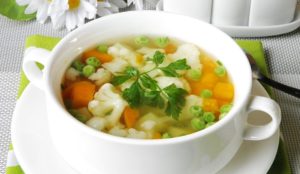Овощной суп в тарелке