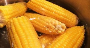 Кукуруза при грудном вскармливании (и продукты на её основе): можно или нельзя