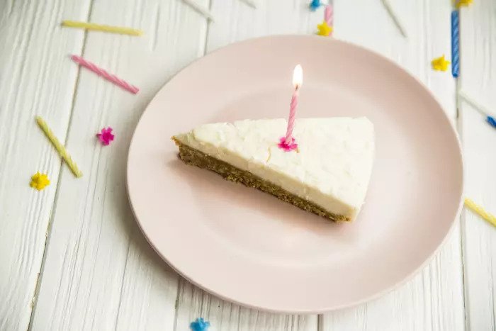 Кусок торта ко дню рождения на тарелке