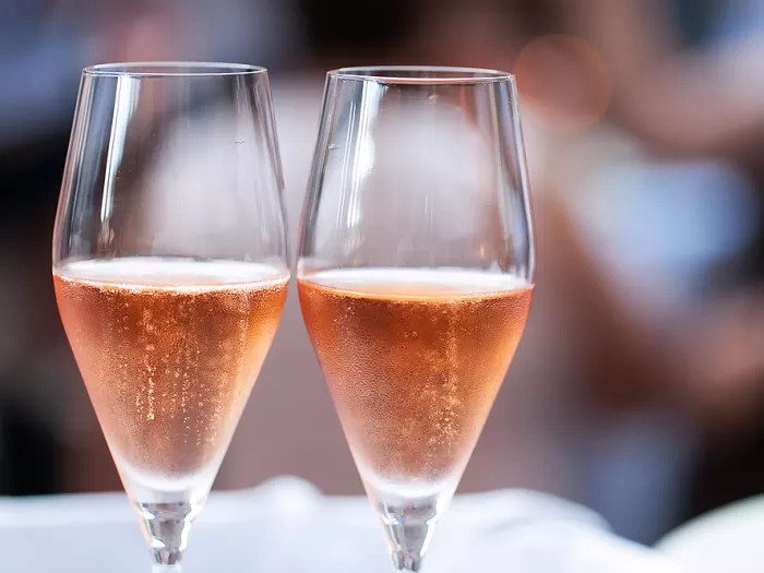 Два бокала розового шампанского