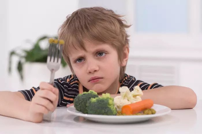 Дети едят овощи