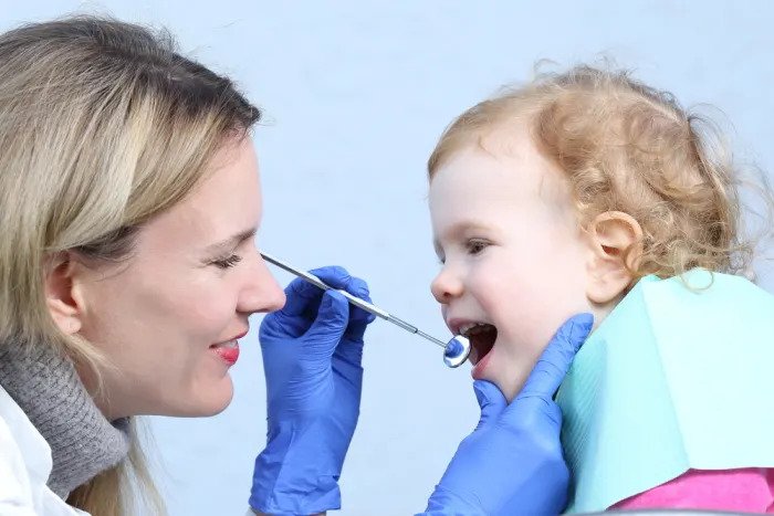 Малыш осматривается стоматологом