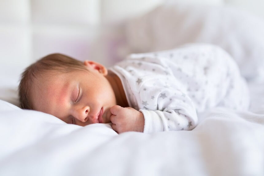 новорожденные спят в позе эмбриона: поджимают ножки